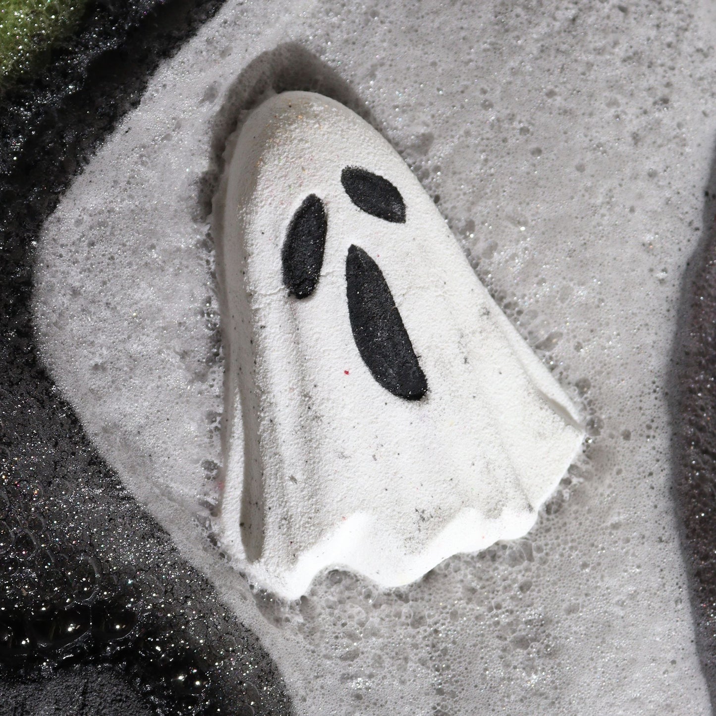 Halloween Bath Bomb – Ghost | Bergamot, Passion Fruit & Caramel Fragrance